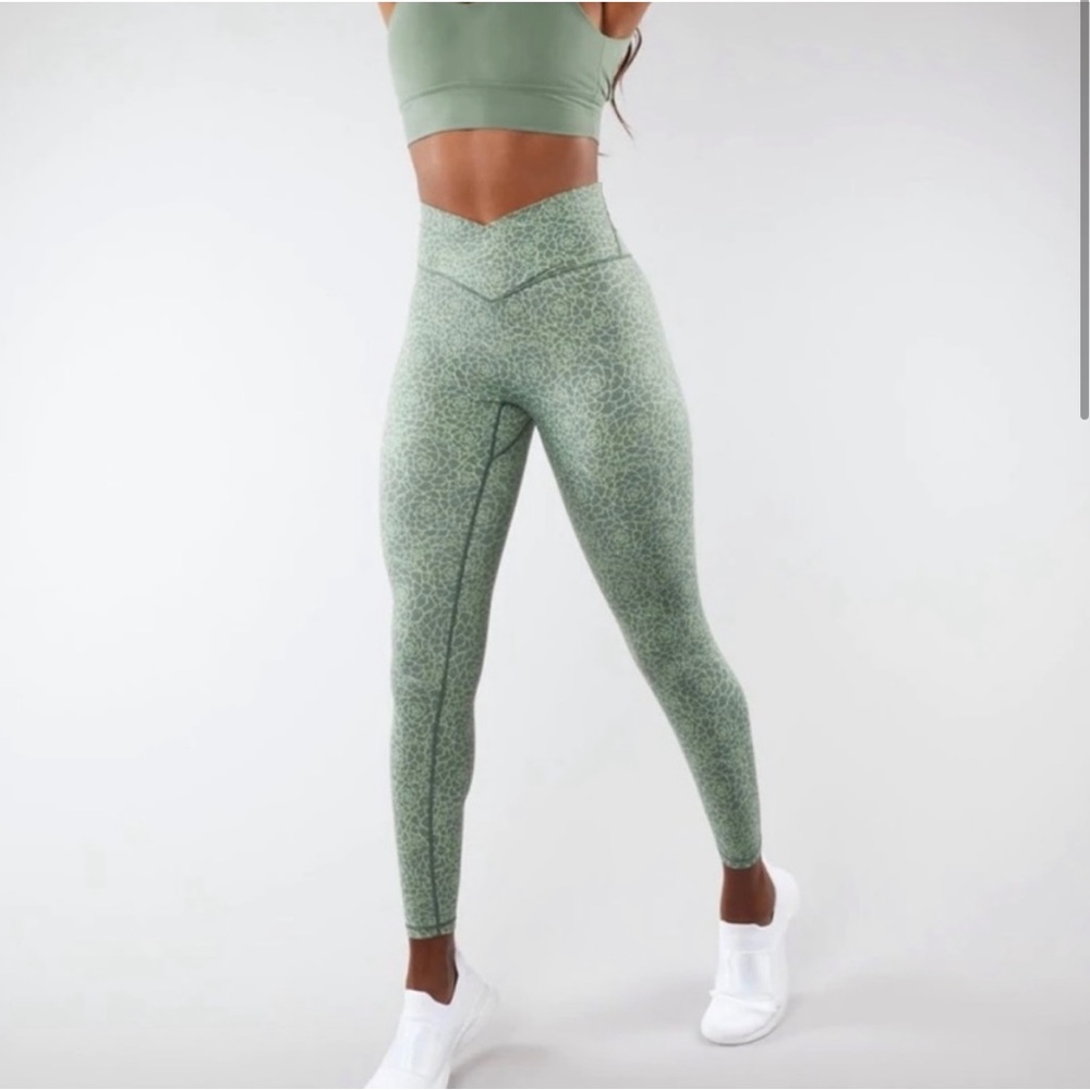 Buffbunny siren leggings in Eden Print green, size Medium